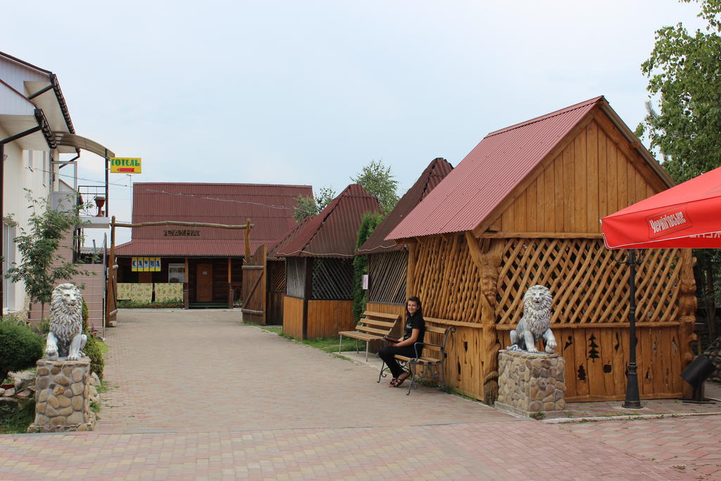 Hotel Pid Yavorom à Drogomirchany Extérieur photo